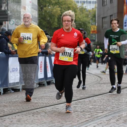 05.10.2025 - 20. swb-Marathon Bremen Strokosch-Dieckow http://msf.ph/oto/9277013 05.10.2025 11:12:56 Ziel 10041, 11118 meine-sportfotos.de