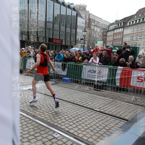 05.10.2025 - 20. swb-Marathon Bremen Yannick Fuchs http://msf.ph/oto/9277021 05.10.2025 12:38:50 Ziel 1351 meine-sportfotos.de