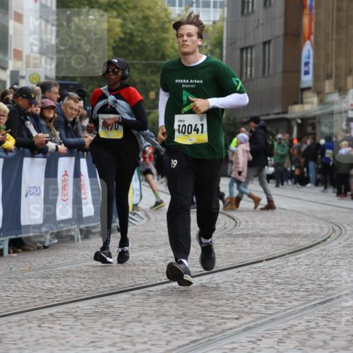 05.10.2025 - 20. swb-Marathon Bremen Strokosch-Dieckow http://msf.ph/oto/9277036 05.10.2025 11:12:58 Ziel 10041, 11118, 11494 meine-sportfotos.de