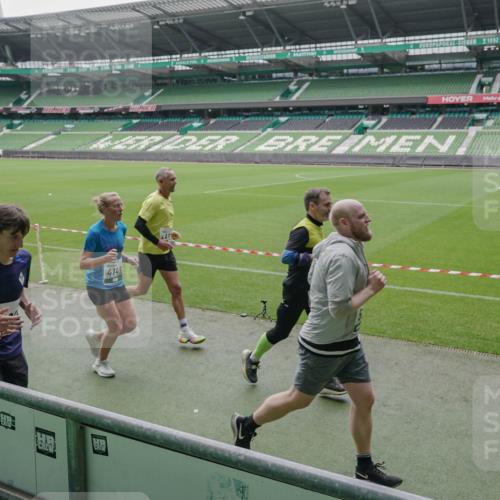 05.10.2025 - 20. swb-Marathon Bremen Michael Burmester http://msf.ph/oto/9277065 05.10.2025 12:55:45 Laufen im Stadion 78, 240, 663, 760, 984, 1261, 1326, 1490, 1531, 1737, 1774, 1825, 1910, 1931, 2022, 2162, 2459, 2490, 2605, 2642, 2716, 2884, 2942, 3074, 3161, 3489, 3515, 3519, 3612, 3749, 3838, 3944, 4079, 4116, 4149, 4195, 4212, 4288, 4432, 4456, 4771, 4796, 4823, 4853, 5034, 5093, 5152, 5177, 5289, 5370, 5484, 5490, 5554, 5615, 5691, 5719, 5833, 5907, 6048, 6106, 6276, 6441, 6515, 6527, 6570, 6615, 6649, 6744, 6797, 6820, 6937, 8060, 8144, 8222, 82, 104, 124, 169 meine-sportfotos.de