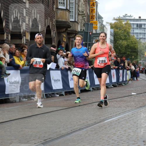 05.10.2025 - 20. swb-Marathon Bremen Strokosch-Dieckow http://msf.ph/oto/9277071 05.10.2025 13:04:48 Ziel 819, 2057, 2188, 6463 meine-sportfotos.de