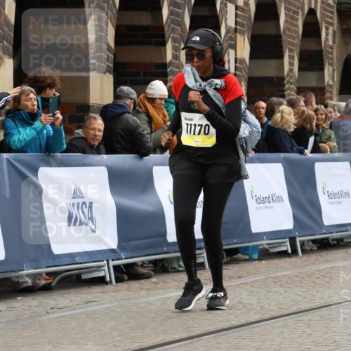 05.10.2025 - 20. swb-Marathon Bremen Strokosch-Dieckow http://msf.ph/oto/9277122 05.10.2025 11:13:04 Ziel 10041, 11170, 11494 meine-sportfotos.de