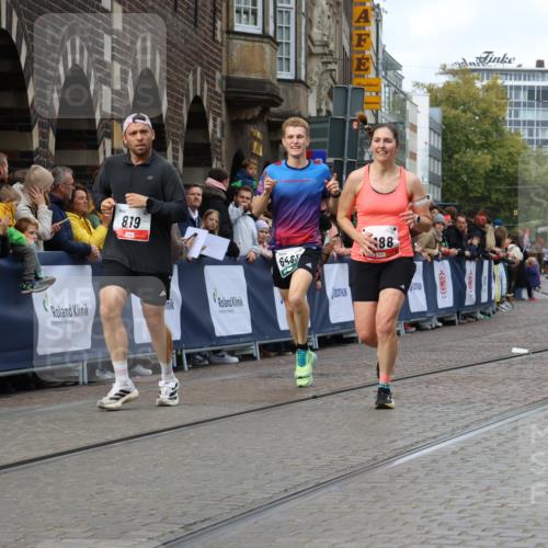 05.10.2025 - 20. swb-Marathon Bremen Strokosch-Dieckow http://msf.ph/oto/9277146 05.10.2025 13:04:49 Ziel 819, 2057, 2188, 6463 meine-sportfotos.de