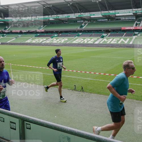 05.10.2025 - 20. swb-Marathon Bremen Michael Burmester http://msf.ph/oto/9277154 05.10.2025 12:55:59 Laufen im Stadion 78, 240, 325, 760, 830, 901, 984, 989, 1261, 1326, 1490, 1531, 1774, 1825, 1910, 1931, 2134, 2149, 2162, 2459, 2490, 2605, 2716, 2884, 2942, 3074, 3161, 3489, 3515, 3519, 3612, 3749, 3838, 3944, 4052, 4079, 4116, 4149, 4195, 4212, 4288, 4432, 4456, 4485, 4796, 4853, 5093, 5152, 5177, 5289, 5370, 5484, 5490, 5554, 5615, 5691, 5719, 5833, 5907, 6048, 6070, 6106, 6276, 6441, 6515, 6570, 6615, 6689, 6744, 6797, 6820, 6937, 7920, 8060, 8144, 8222, 6527 meine-sportfotos.de