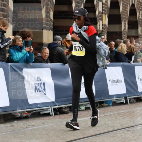 05.10.2025 - 20. swb-Marathon Bremen Strokosch-Dieckow http://msf.ph/oto/9277175 05.10.2025 11:13:04 Ziel 10041, 11170, 11494 meine-sportfotos.de