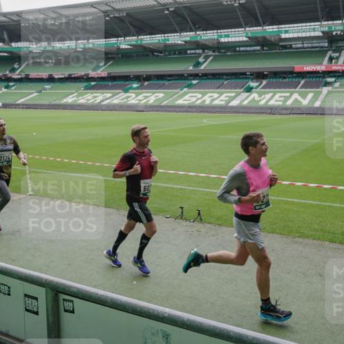 05.10.2025 - 20. swb-Marathon Bremen Michael Burmester http://msf.ph/oto/9277177 05.10.2025 12:56:01 Laufen im Stadion 78, 240, 325, 760, 830, 901, 984, 989, 1261, 1326, 1490, 1531, 1774, 1825, 1910, 1931, 2134, 2149, 2162, 2459, 2490, 2605, 2716, 2884, 2942, 3074, 3161, 3515, 3519, 3612, 3749, 3838, 3944, 4052, 4079, 4116, 4149, 4195, 4212, 4288, 4432, 4456, 4485, 4796, 4853, 5093, 5152, 5177, 5289, 5370, 5469, 5484, 5490, 5554, 5615, 5691, 5719, 5833, 5907, 6048, 6070, 6106, 6176, 6276, 6441, 6515, 6570, 6615, 6689, 6744, 6797, 6820, 6937, 7292, 7920, 8060, 8144, 8222, 6527 meine-sportfotos.de