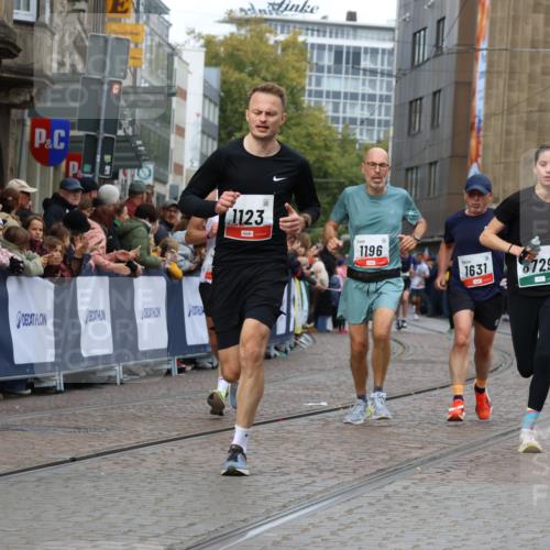 05.10.2025 - 20. swb-Marathon Bremen Strokosch-Dieckow http://msf.ph/oto/9277290 05.10.2025 13:05:03 Ziel 548, 685, 917, 1123, 1196, 1631, 8729 meine-sportfotos.de