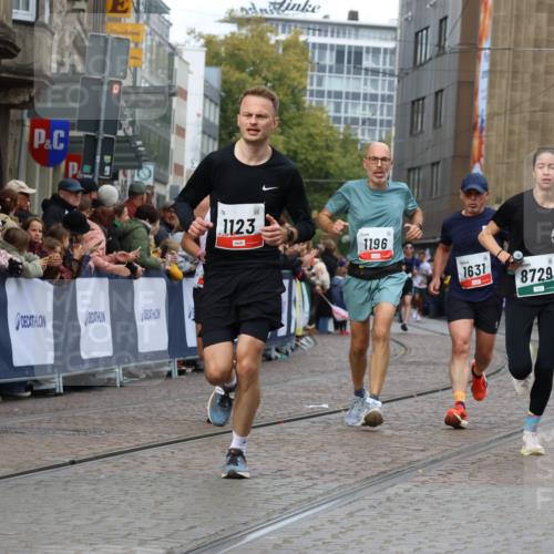 05.10.2025 - 20. swb-Marathon Bremen Strokosch-Dieckow http://msf.ph/oto/9277331 05.10.2025 13:05:03 Ziel 548, 685, 917, 1123, 1196, 1631, 8729 meine-sportfotos.de