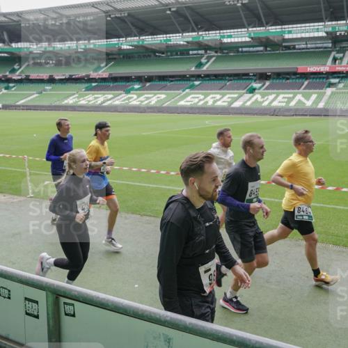 05.10.2025 - 20. swb-Marathon Bremen Michael Burmester http://msf.ph/oto/9277348 05.10.2025 12:56:26 Laufen im Stadion 325, 591, 830, 901, 984, 989, 1161, 1380, 1679, 1774, 1825, 1931, 2134, 2149, 2263, 2438, 2490, 2571, 2634, 2942, 3161, 3392, 3606, 3749, 3980, 4052, 4101, 4149, 4288, 4432, 4485, 5246, 5255, 5370, 5419, 5469, 5490, 5615, 6070, 6176, 6375, 6441, 6451, 6515, 6689, 6744, 6797, 6864, 6926, 7000, 7283, 7292, 7320, 7431, 7490, 7783, 7920, 8060, 8144, 8222, 9054, 78, 240, 1261, 1490, 1774, 2162, 2459, 2884, 2942, 3074, 3515, 3612, 4079, 4116, 4195, 4456, 5691, 5719 meine-sportfotos.de
