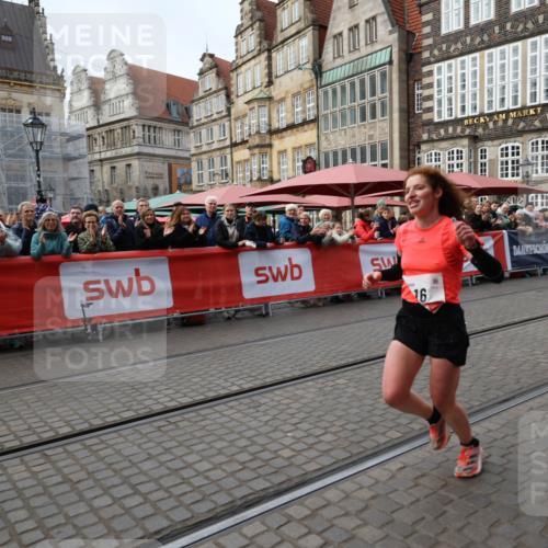 05.10.2025 - 20. swb-Marathon Bremen Yannick Fuchs http://msf.ph/oto/9277354 05.10.2025 12:39:22 Ziel 16 meine-sportfotos.de