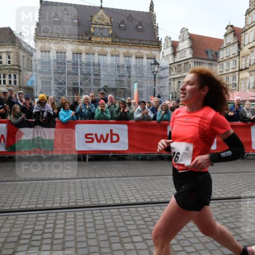 05.10.2025 - 20. swb-Marathon Bremen Yannick Fuchs http://msf.ph/oto/9277392 05.10.2025 12:39:22 Ziel 16 meine-sportfotos.de