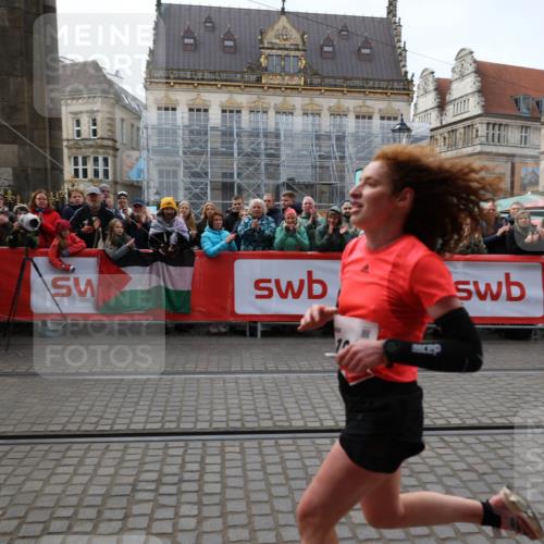 05.10.2025 - 20. swb-Marathon Bremen Yannick Fuchs http://msf.ph/oto/9277416 05.10.2025 12:39:22 Ziel 16 meine-sportfotos.de