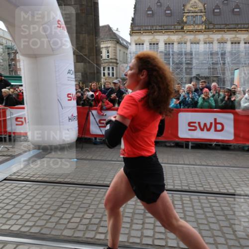05.10.2025 - 20. swb-Marathon Bremen Yannick Fuchs http://msf.ph/oto/9277440 05.10.2025 12:39:22 Ziel 16 meine-sportfotos.de