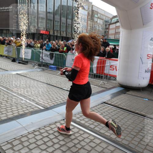 05.10.2025 - 20. swb-Marathon Bremen Yannick Fuchs http://msf.ph/oto/9277502 05.10.2025 12:39:23 Ziel 16 meine-sportfotos.de