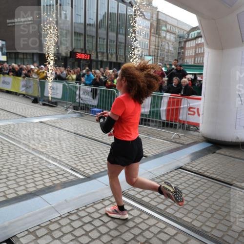 05.10.2025 - 20. swb-Marathon Bremen Yannick Fuchs http://msf.ph/oto/9277510 05.10.2025 12:39:23 Ziel 16 meine-sportfotos.de