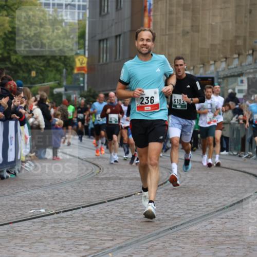 05.10.2025 - 20. swb-Marathon Bremen Strokosch-Dieckow http://msf.ph/oto/9277514 05.10.2025 13:05:13 Ziel 236, 917, 1607, 4291, 5103, 7987, 9114 meine-sportfotos.de
