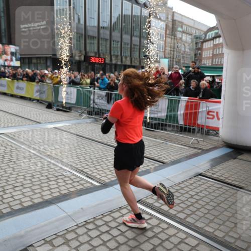 05.10.2025 - 20. swb-Marathon Bremen Yannick Fuchs http://msf.ph/oto/9277519 05.10.2025 12:39:23 Ziel 16 meine-sportfotos.de
