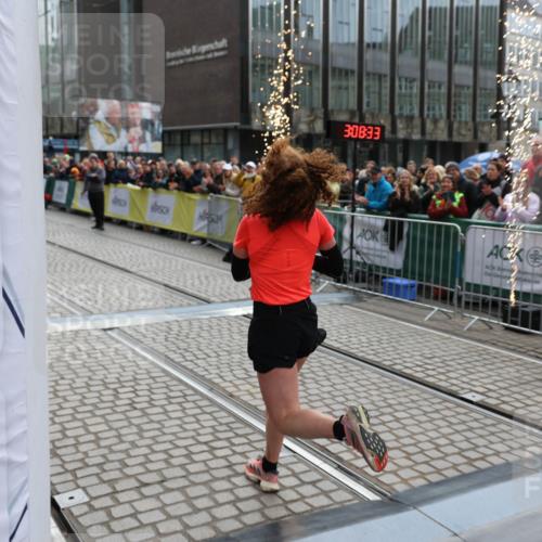 05.10.2025 - 20. swb-Marathon Bremen Yannick Fuchs http://msf.ph/oto/9277527 05.10.2025 12:39:23 Ziel 16 meine-sportfotos.de