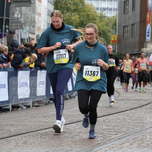 05.10.2025 - 20. swb-Marathon Bremen Strokosch-Dieckow http://msf.ph/oto/9277530 05.10.2025 11:13:25 Ziel 10273, 11117, 11367 meine-sportfotos.de