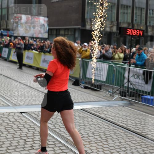 05.10.2025 - 20. swb-Marathon Bremen Yannick Fuchs http://msf.ph/oto/9277550 05.10.2025 12:39:24 Ziel 16 meine-sportfotos.de