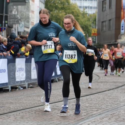 05.10.2025 - 20. swb-Marathon Bremen Strokosch-Dieckow http://msf.ph/oto/9277583 05.10.2025 11:13:25 Ziel 10273, 11117, 11367 meine-sportfotos.de