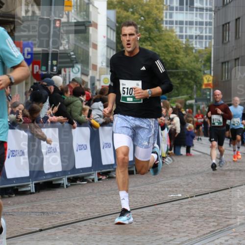 05.10.2025 - 20. swb-Marathon Bremen Strokosch-Dieckow http://msf.ph/oto/9277622 05.10.2025 13:05:17 Ziel 236, 1607, 2092, 2974, 3819, 4291, 4313, 5103, 5264, 7831, 7987, 9114 meine-sportfotos.de