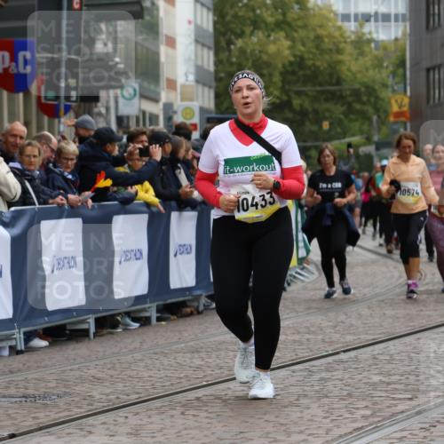 05.10.2025 - 20. swb-Marathon Bremen Strokosch-Dieckow http://msf.ph/oto/9277742 05.10.2025 11:13:32 Ziel 10273, 10433, 11117, 11367 meine-sportfotos.de