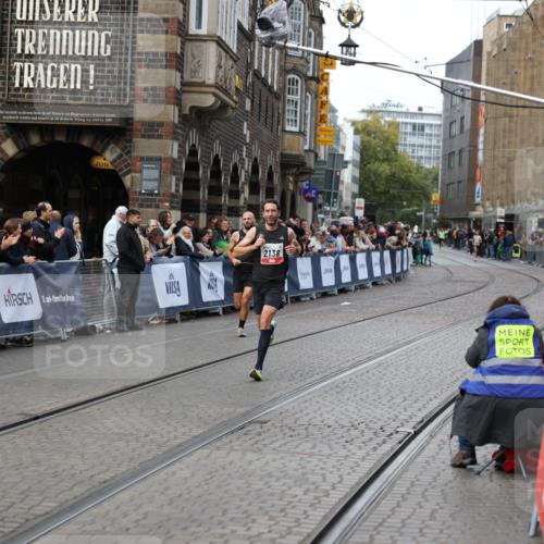 05.10.2025 - 20. swb-Marathon Bremen Yannick Fuchs http://msf.ph/oto/9277765 05.10.2025 12:40:13 Ziel  meine-sportfotos.de