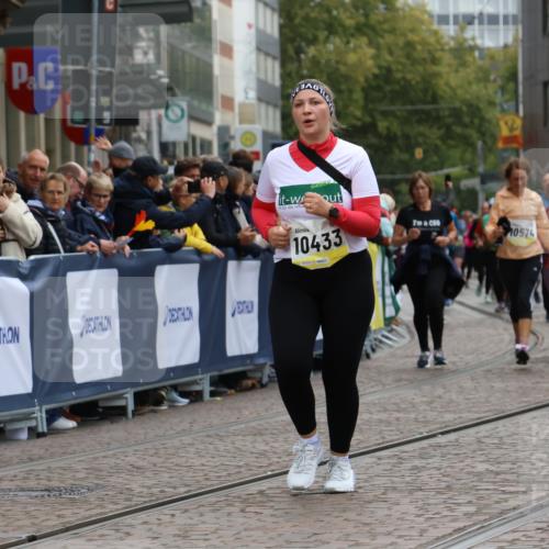 05.10.2025 - 20. swb-Marathon Bremen Strokosch-Dieckow http://msf.ph/oto/9277772 05.10.2025 11:13:32 Ziel 10273, 10433, 11117, 11367 meine-sportfotos.de
