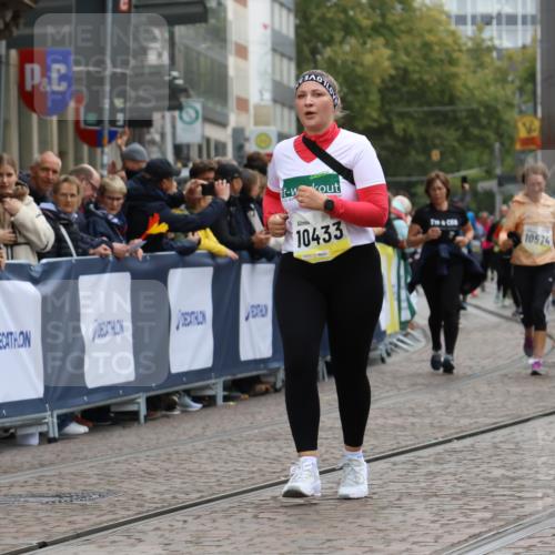 05.10.2025 - 20. swb-Marathon Bremen Strokosch-Dieckow http://msf.ph/oto/9277804 05.10.2025 11:13:32 Ziel 10273, 10433, 11117, 11367 meine-sportfotos.de