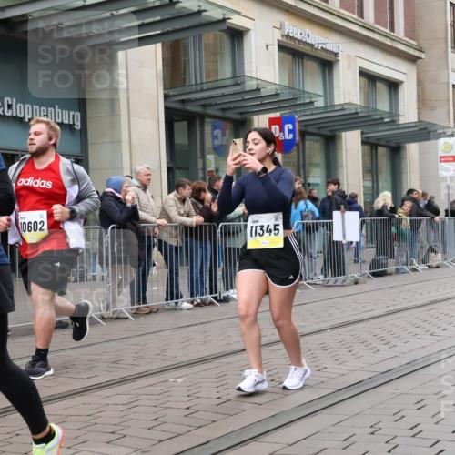 05.10.2025 - 20. swb-Marathon Bremen Strokosch-Dieckow http://msf.ph/oto/9277813 05.10.2025 11:14:29 Ziel 9303, 9861, 9970, 10496, 10602, 10722, 11345, 11448, 11473, 11557, 11607, 9303, 9861, 9970, 10496, 10602, 10722, 11345, 11448, 11473, 11557, 11607 meine-sportfotos.de