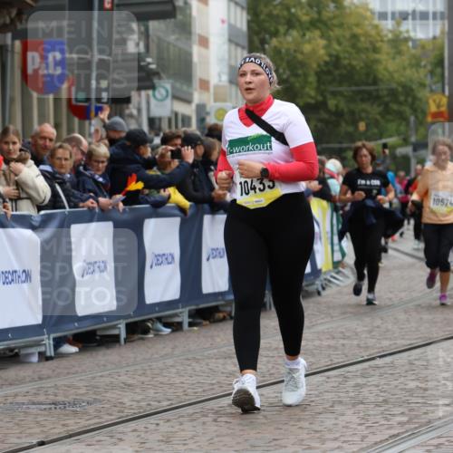 05.10.2025 - 20. swb-Marathon Bremen Strokosch-Dieckow http://msf.ph/oto/9277831 05.10.2025 11:13:32 Ziel 10273, 10433, 11117, 11367 meine-sportfotos.de