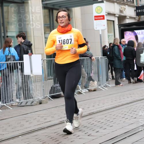 05.10.2025 - 20. swb-Marathon Bremen Strokosch-Dieckow http://msf.ph/oto/9277848 05.10.2025 11:14:33 Ziel 9303, 10496, 10602, 11107, 11345, 11448, 11557, 11607, 9303, 10496, 10602, 11107, 11345, 11448, 11557, 11607 meine-sportfotos.de