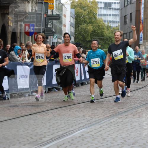 05.10.2025 - 20. swb-Marathon Bremen Strokosch-Dieckow http://msf.ph/oto/9277855 05.10.2025 11:13:38 Ziel 9242, 9899, 10040, 10364, 10433, 10574, 10705, 10707, 10957, 11060, 11068, 11264, 11385 meine-sportfotos.de