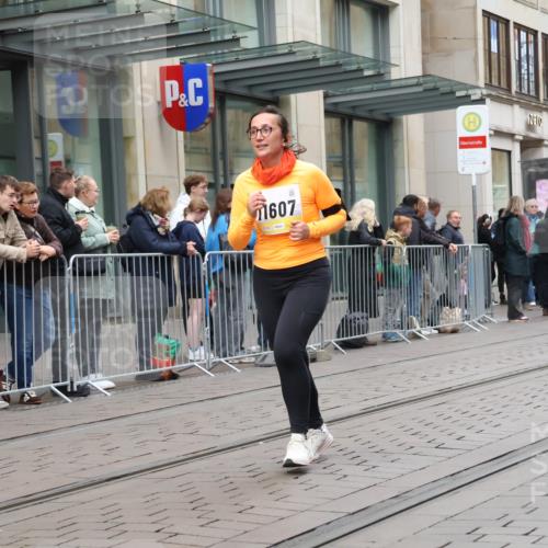 05.10.2025 - 20. swb-Marathon Bremen Strokosch-Dieckow http://msf.ph/oto/9277876 05.10.2025 11:14:33 Ziel 9303, 10496, 10602, 11107, 11345, 11448, 11557, 11607, 9303, 10496, 10602, 11107, 11345, 11448, 11557, 11607 meine-sportfotos.de