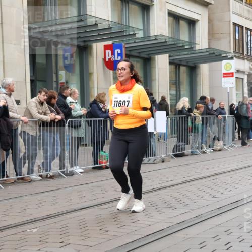 05.10.2025 - 20. swb-Marathon Bremen Strokosch-Dieckow http://msf.ph/oto/9277887 05.10.2025 11:14:34 Ziel 9303, 10496, 10602, 10647, 11107, 11345, 11448, 11557, 11607, 9303, 10496, 10602, 10647, 11107, 11345, 11448, 11557, 11607 meine-sportfotos.de