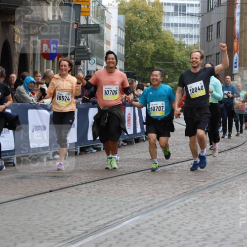 05.10.2025 - 20. swb-Marathon Bremen Strokosch-Dieckow http://msf.ph/oto/9277895 05.10.2025 11:13:38 Ziel 9242, 9899, 10040, 10364, 10433, 10574, 10705, 10707, 10957, 11060, 11068, 11264, 11385 meine-sportfotos.de