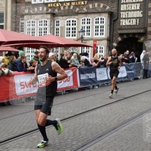 05.10.2025 - 20. swb-Marathon Bremen Yannick Fuchs http://msf.ph/oto/9277917 05.10.2025 12:40:16 Ziel 1714, 2138 meine-sportfotos.de