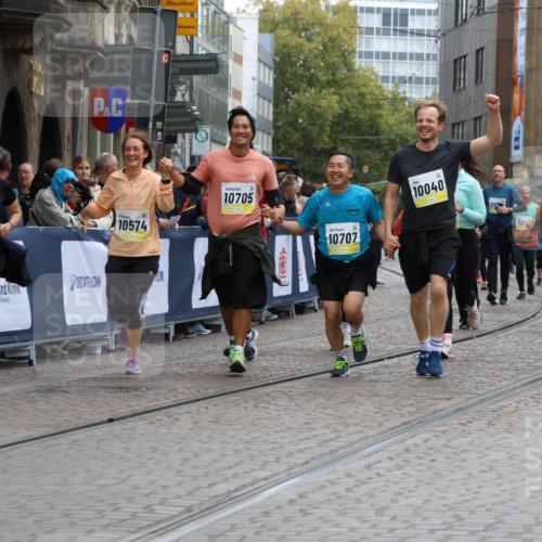 05.10.2025 - 20. swb-Marathon Bremen Strokosch-Dieckow http://msf.ph/oto/9277930 05.10.2025 11:13:38 Ziel 9242, 9899, 10040, 10364, 10433, 10574, 10705, 10707, 10957, 11060, 11068, 11264, 11385 meine-sportfotos.de