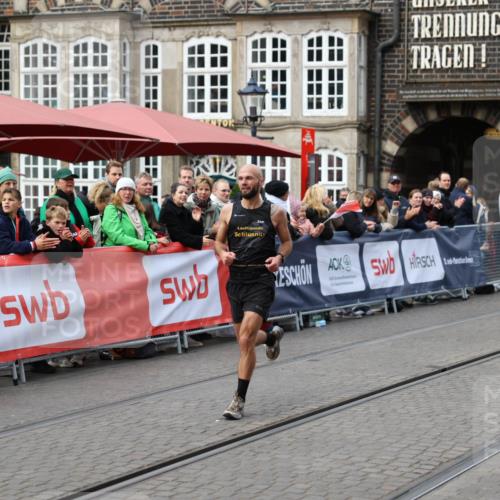 05.10.2025 - 20. swb-Marathon Bremen Yannick Fuchs http://msf.ph/oto/9277931 05.10.2025 12:40:16 Ziel 1714, 2138 meine-sportfotos.de