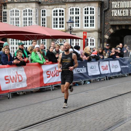 05.10.2025 - 20. swb-Marathon Bremen Yannick Fuchs http://msf.ph/oto/9277939 05.10.2025 12:40:16 Ziel 1714, 2138 meine-sportfotos.de