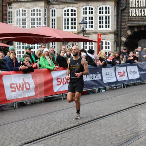 05.10.2025 - 20. swb-Marathon Bremen Yannick Fuchs http://msf.ph/oto/9277949 05.10.2025 12:40:17 Ziel 1714, 2138 meine-sportfotos.de