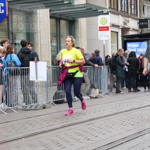 05.10.2025 - 20. swb-Marathon Bremen Strokosch-Dieckow http://msf.ph/oto/9277951 05.10.2025 11:14:36 Ziel 9303, 10496, 10602, 10647, 11107, 11345, 11448, 11557, 11607, 9303, 10496, 10602, 10647, 11107, 11345, 11448, 11557, 11607 meine-sportfotos.de