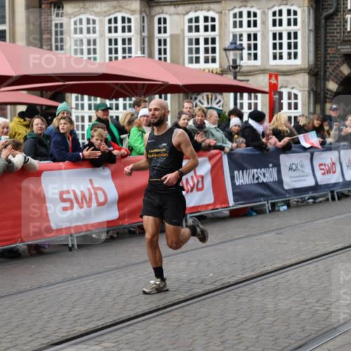 05.10.2025 - 20. swb-Marathon Bremen Yannick Fuchs http://msf.ph/oto/9277964 05.10.2025 12:40:17 Ziel 1714, 2138 meine-sportfotos.de