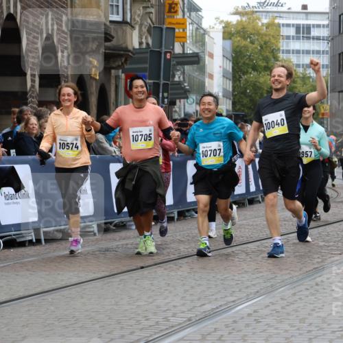 05.10.2025 - 20. swb-Marathon Bremen Strokosch-Dieckow http://msf.ph/oto/9277978 05.10.2025 11:13:39 Ziel 9242, 9899, 10040, 10364, 10433, 10574, 10705, 10707, 10957, 11060, 11068, 11264, 11385 meine-sportfotos.de