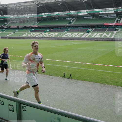 05.10.2025 - 20. swb-Marathon Bremen Michael Burmester http://msf.ph/oto/9277984 05.10.2025 12:58:00 Laufen im Stadion 90, 237, 415, 613, 820, 846, 963, 1317, 1491, 2158, 2234, 2240, 2304, 2522, 2648, 2662, 2821, 2893, 3373, 3396, 3573, 3591, 3602, 3798, 3969, 3977, 4089, 4102, 4287, 4389, 4401, 4446, 4496, 4709, 4747, 4821, 5100, 5149, 5163, 5214, 5313, 5562, 5645, 5728, 5917, 6161, 6317, 6326, 6372, 6486, 6525, 6534, 6535, 6675, 6676, 6999, 7053, 7588, 7731, 7813, 7911, 7940, 8023, 8091, 8113, 8128, 8328, 8576, 8801, 8827, 8964, 8993, 9151, 9983, 11658, 246, 305, 833, 1382, 2522 meine-sportfotos.de