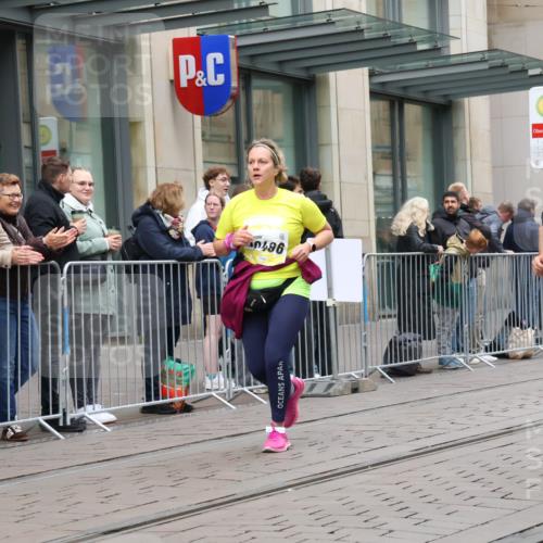 05.10.2025 - 20. swb-Marathon Bremen Strokosch-Dieckow http://msf.ph/oto/9277986 05.10.2025 11:14:38 Ziel 9303, 10496, 10602, 10647, 10984, 11107, 11345, 11448, 11557, 11607, 11635, 9303, 10496, 10602, 10647, 10984, 11107, 11345, 11448, 11557, 11607, 11635 meine-sportfotos.de