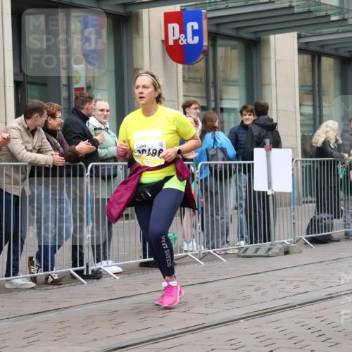 05.10.2025 - 20. swb-Marathon Bremen Strokosch-Dieckow http://msf.ph/oto/9278001 05.10.2025 11:14:38 Ziel 9303, 10496, 10602, 10647, 10984, 11107, 11345, 11448, 11557, 11607, 11635, 9303, 10496, 10602, 10647, 10984, 11107, 11345, 11448, 11557, 11607, 11635 meine-sportfotos.de