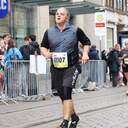 05.10.2025 - 20. swb-Marathon Bremen Strokosch-Dieckow http://msf.ph/oto/9278009 05.10.2025 11:14:38 Ziel 9303, 10496, 10602, 10647, 10984, 11107, 11345, 11448, 11557, 11607, 11635, 9303, 10496, 10602, 10647, 10984, 11107, 11345, 11448, 11557, 11607, 11635 meine-sportfotos.de