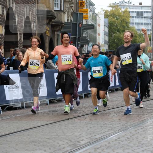 05.10.2025 - 20. swb-Marathon Bremen Strokosch-Dieckow http://msf.ph/oto/9278010 05.10.2025 11:13:39 Ziel 9242, 9899, 10040, 10364, 10433, 10574, 10705, 10707, 10957, 11060, 11068, 11264, 11385 meine-sportfotos.de